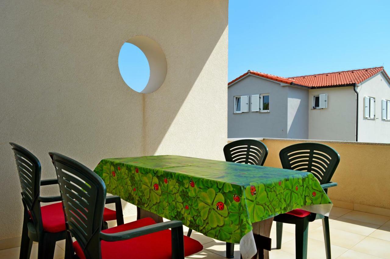 Apartmani Macak II Novalja Ngoại thất bức ảnh
